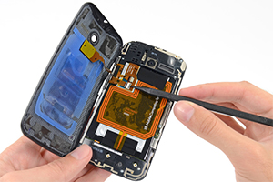 iFixit smonta Moto X: ecco com'è all'interno il dispositivo Motorola