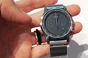 In foto dal vivo Sony Wena l'orologio tradizionale dal bracciale smart