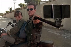 Guns replaced with Selfie Sticks: bastoni da selfie nelle scene più famose dei film