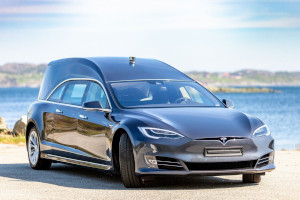 Tesla Model S in versione carro funebre: dalla Norvegia un'esemplare in vendita a 200.000 $