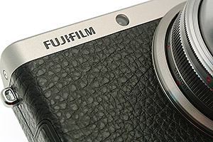 Fujifilm XF1: compatta, in metallo e con finiture in pelle
