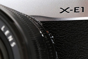 Fujifilm X-E1: solido metallo e dettagli curati