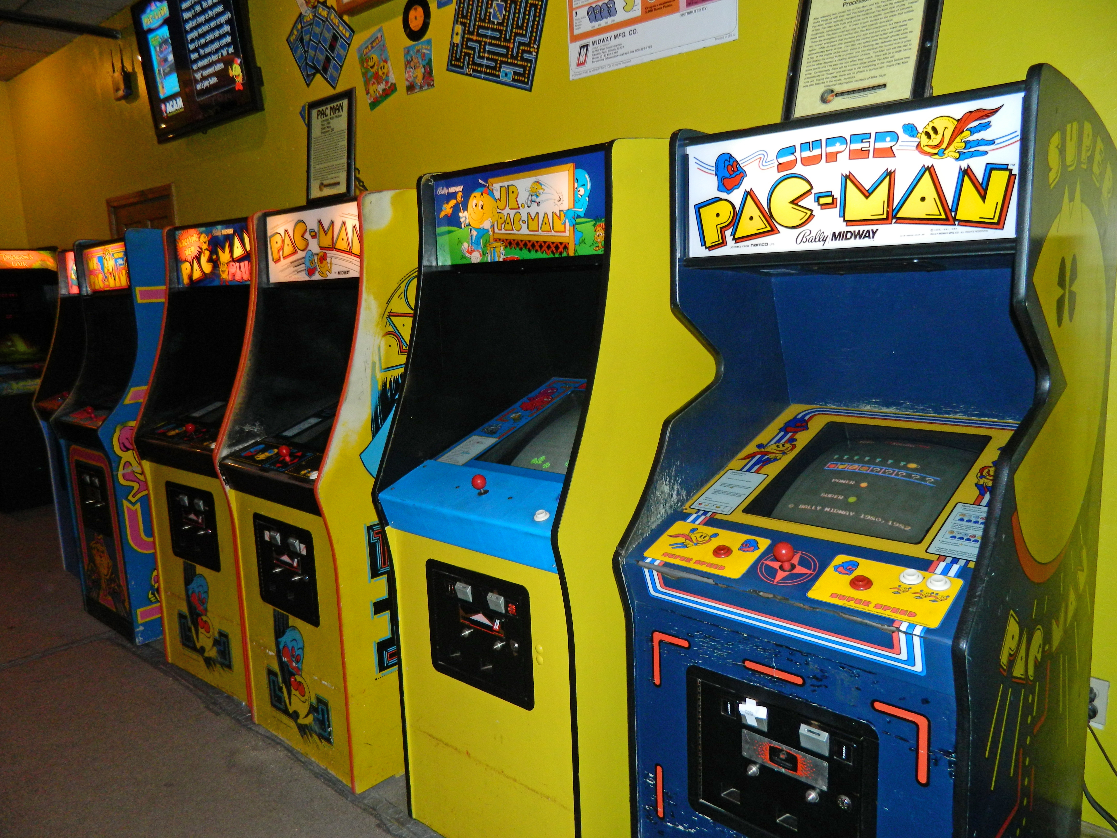 Игры автоматы купить. Игровой автомат Pacman. Happy Sailor игровой аппарат. Пэкмен аркадный автомат. Игровые автоматы в Японии вид сбоку.