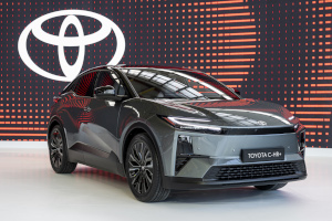 Toyota C-HR+, ecco le primissime foto dell'auto elettrica giapponese